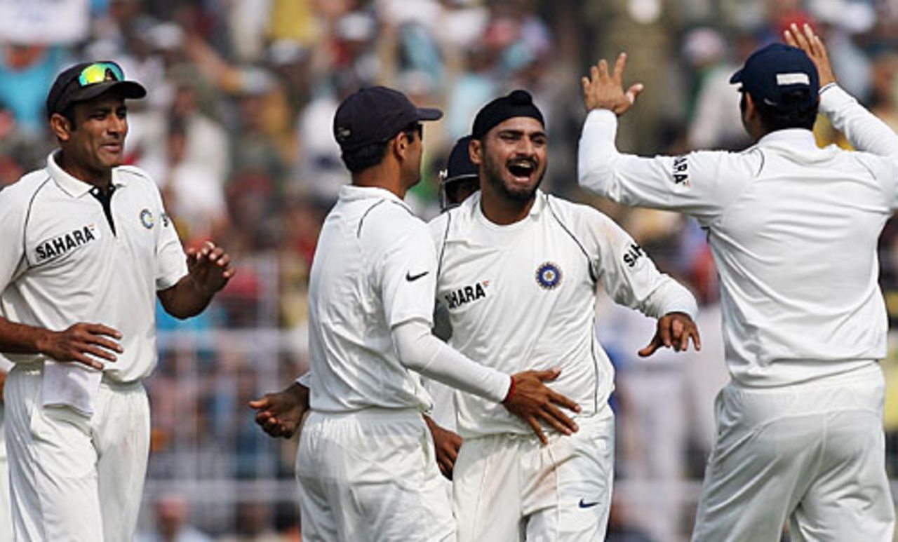 Harbhajan Singh took two wickets in the first session , India v Pakistan, 2nd Test, Kolkata, 3rd day, December 2, 2007