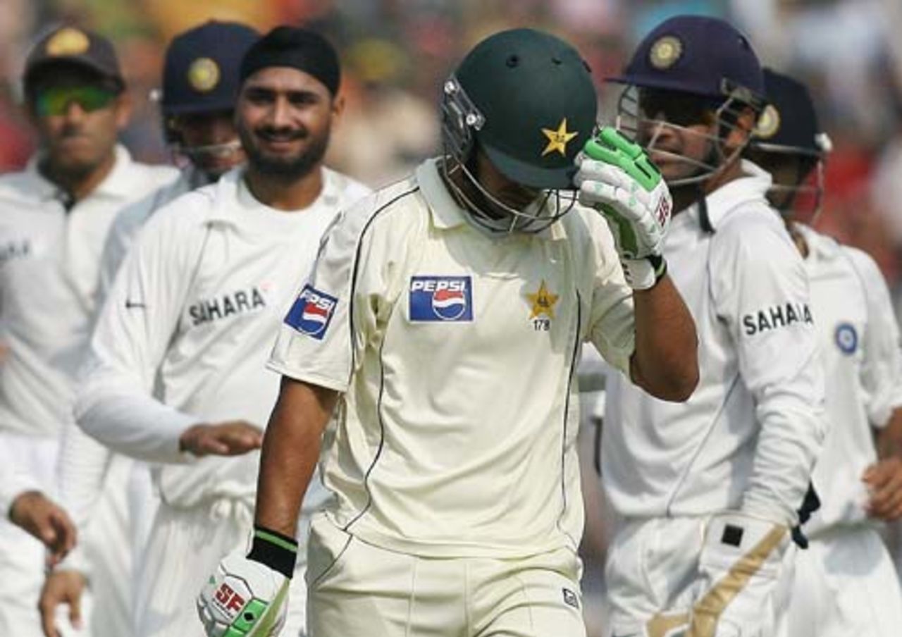 Salman Butt walks back to the pavilion after being dismissed for 42, India v Pakistan, 2nd Test, Kolkata, 3rd day, December 2, 2007