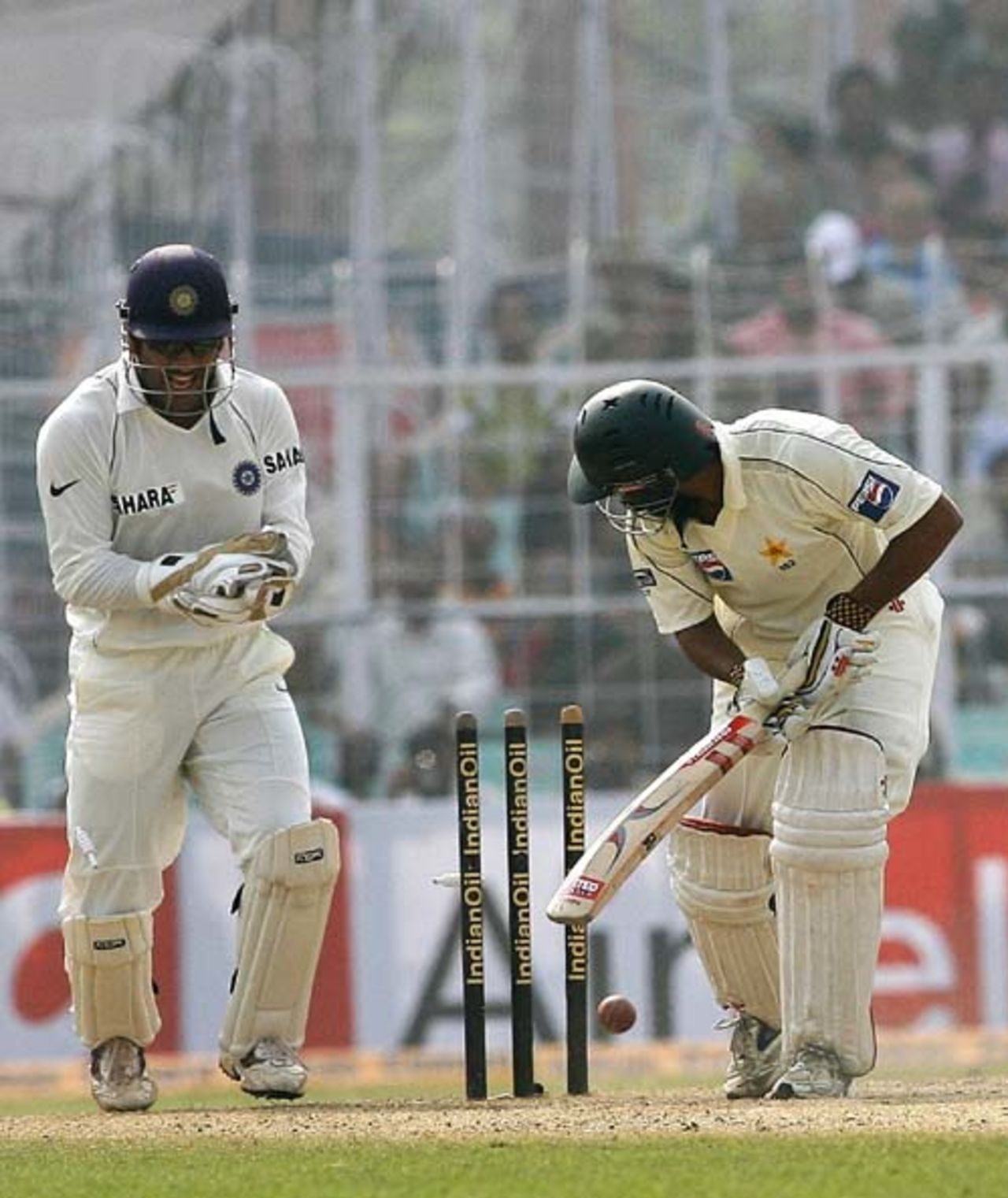 Mahendra Singh Dhoni celebrates after Mohammad Yousuf is cleaned up by Harbhajan Singh, India v Pakistan, 2nd Test, Kolkata, 3rd day, December 2, 2007
