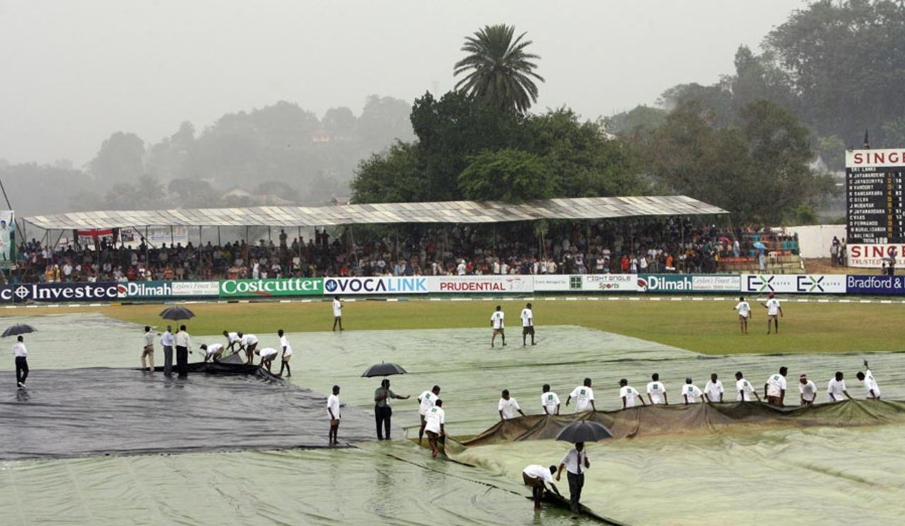 The covers at Kandy are dragged on, Sri Lanka v England, 1st Test, Kandy, December 2, 2007