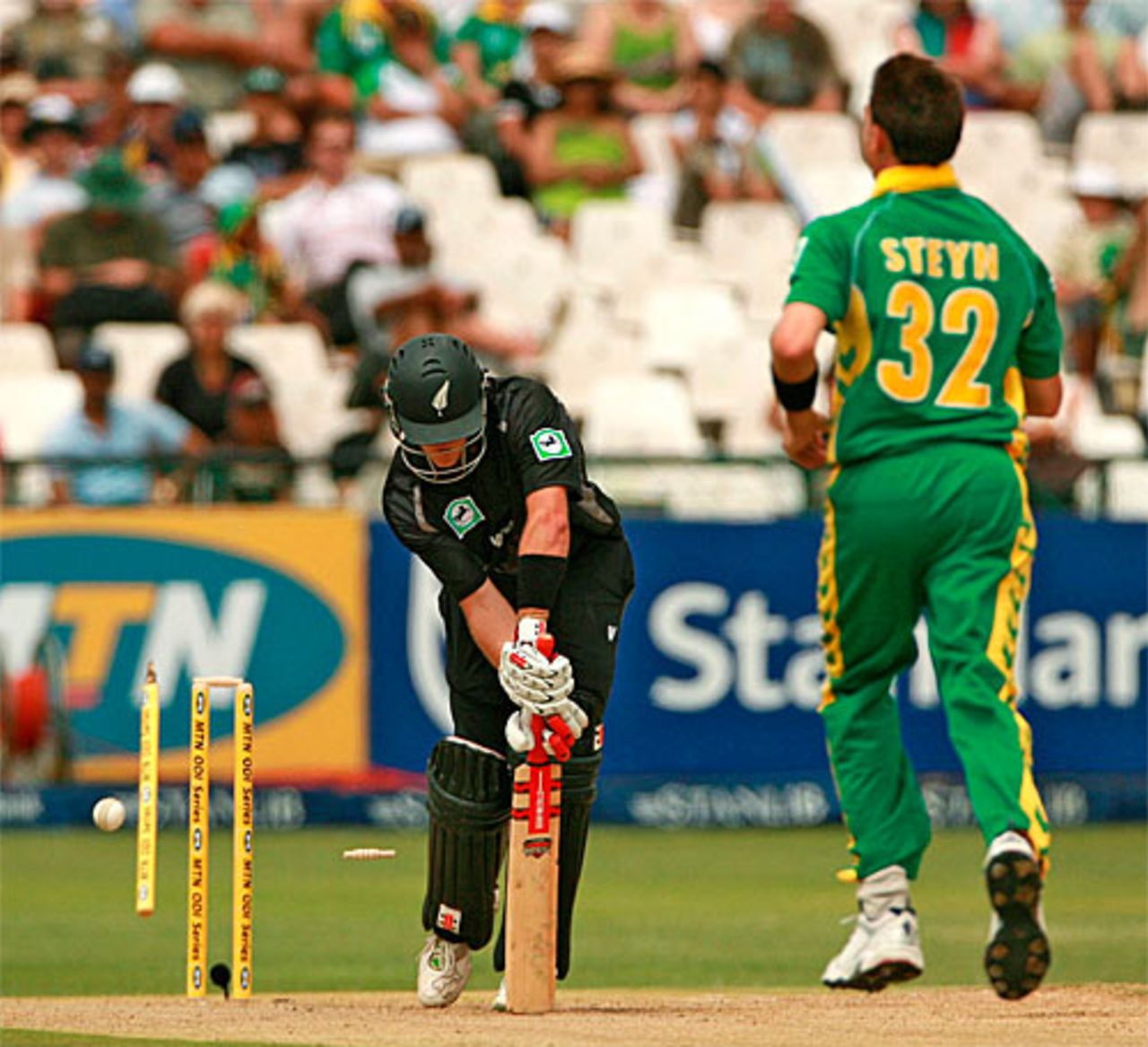 Lou Vincent is clean bowled by Dale Steyn, South Africa v New Zealand, 3rd ODI, Cape Town, December 2, 2007