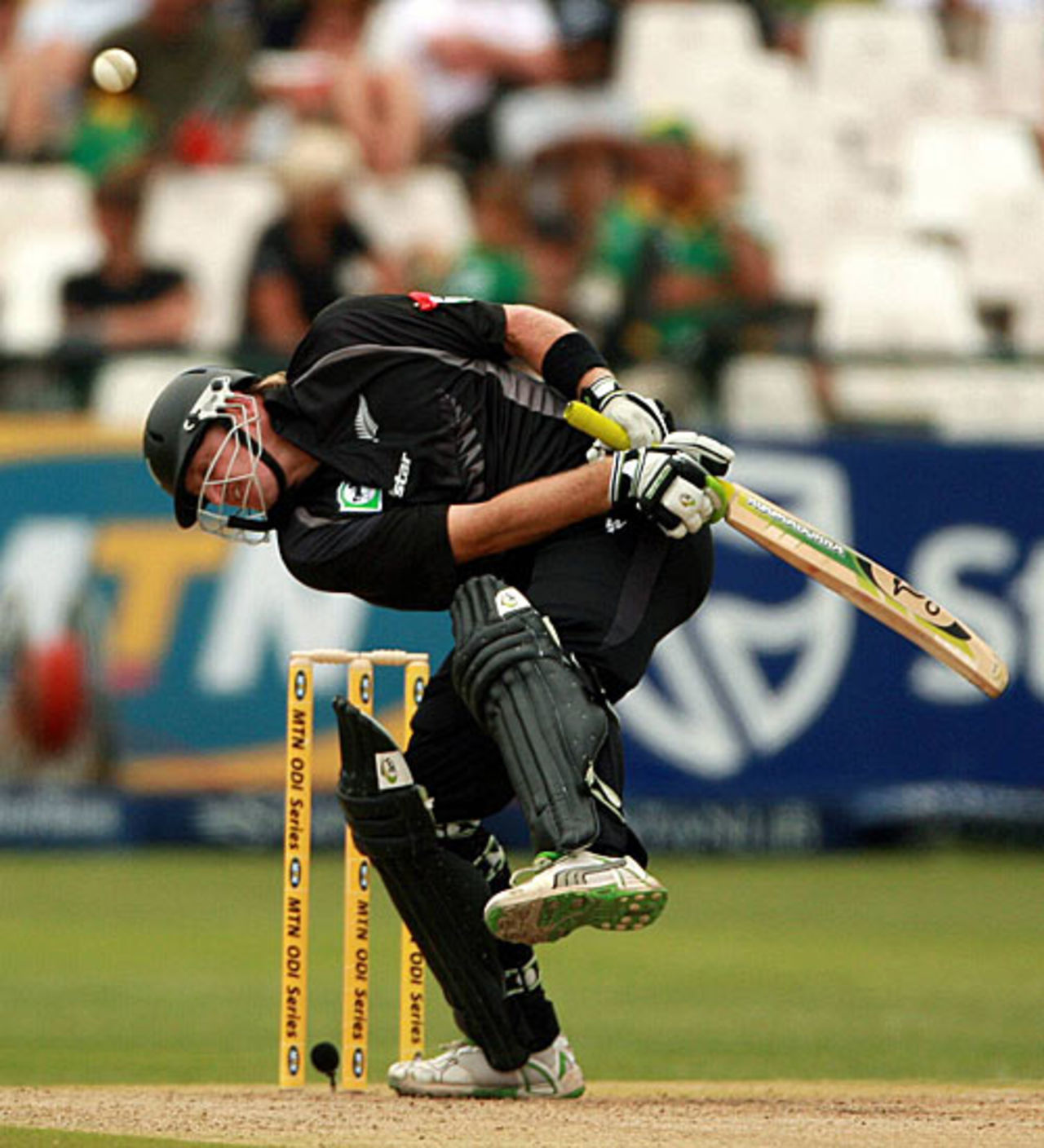 Scott Styris ducks beneath a bumper, South Africa v New Zealand, 3rd ODI, Cape Town, December 2, 2007