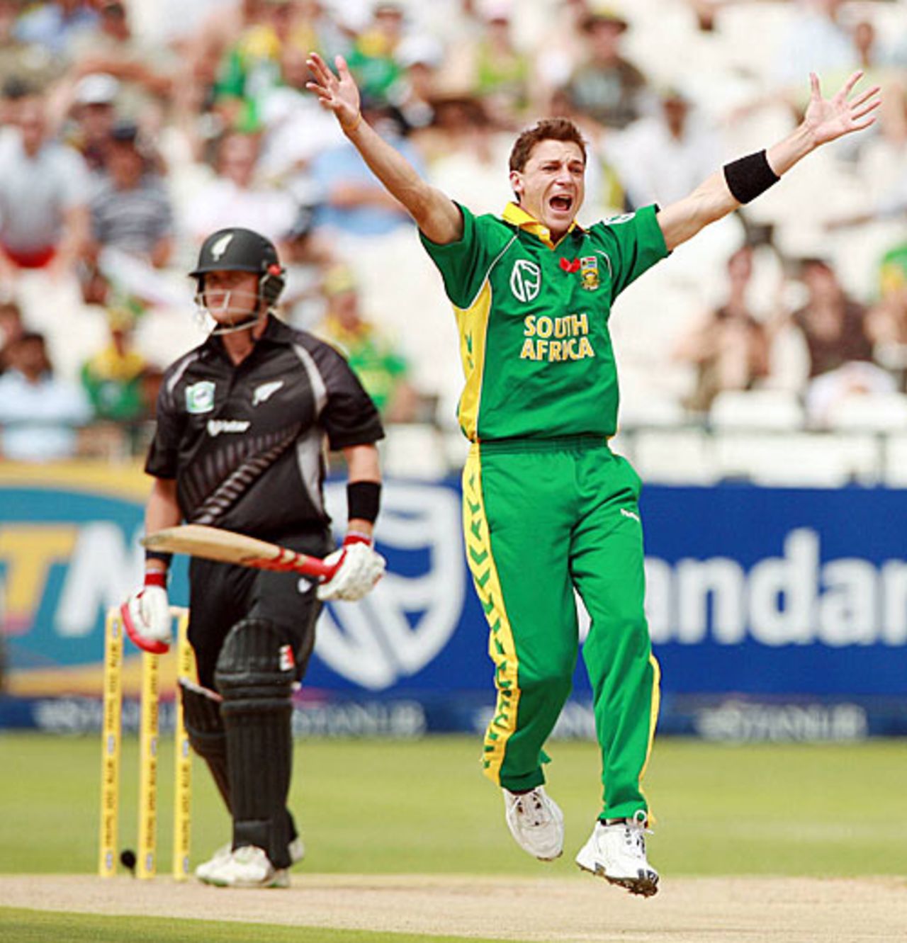 Dale Steyn roars an appeal, South Africa v New Zealand, 3rd ODI, Cape Town, December 2, 2007