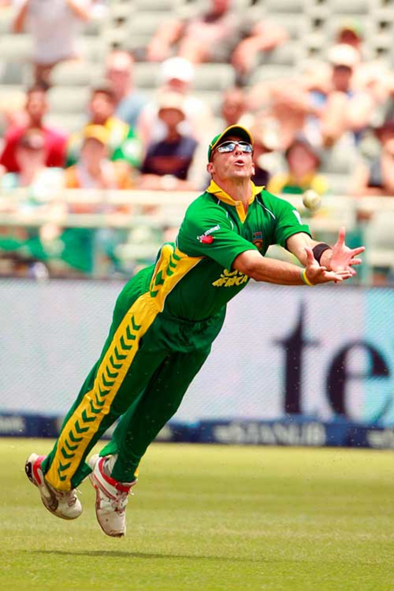 Andre Nel at full stretch to catch Scott Styris, South Africa v New Zealand, 3rd ODI, Cape Town, December 2, 2007