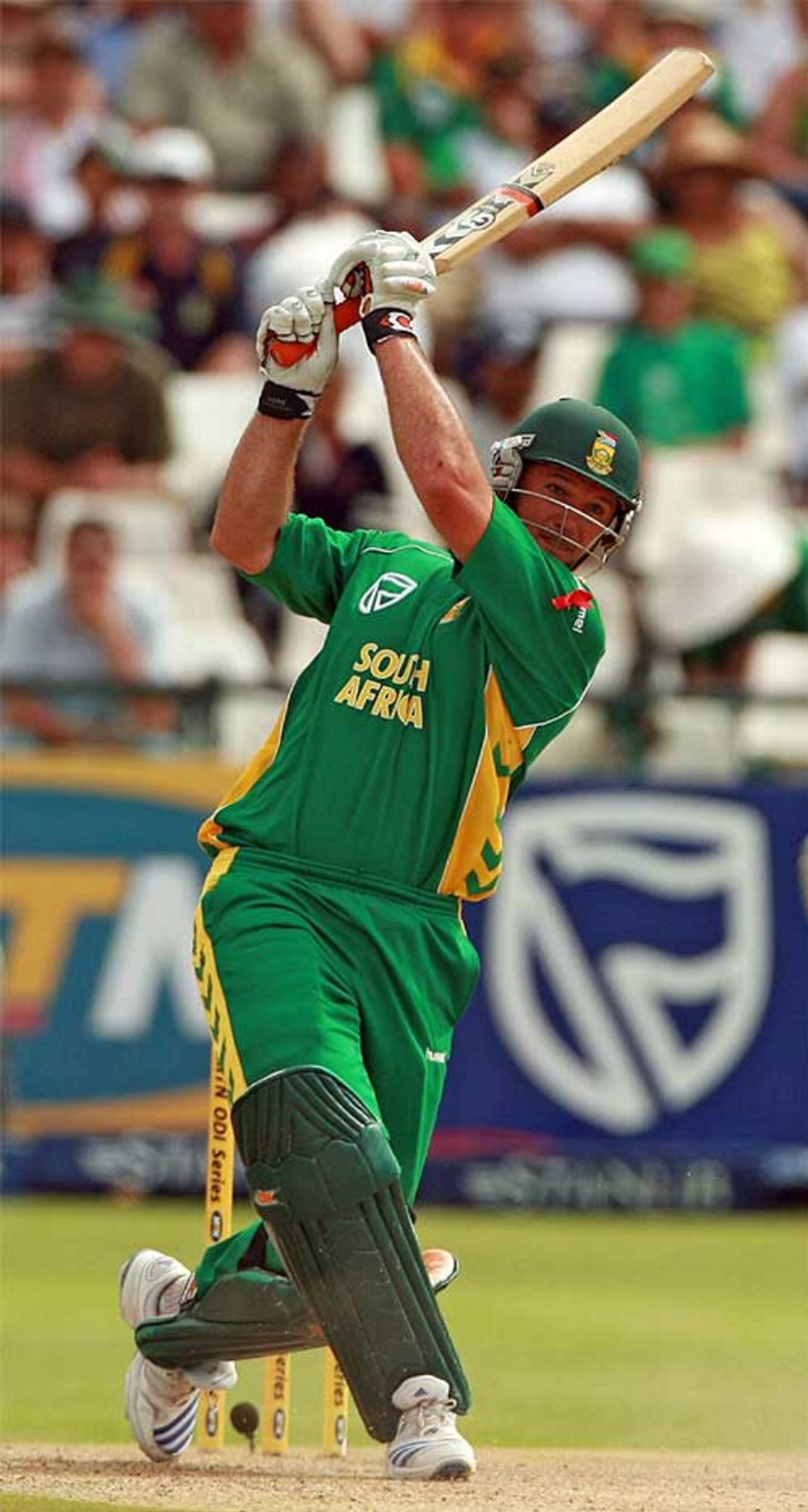 Graeme Smith drives down the ground en route his 51, South Africa v New Zealand, 3rd ODI, Cape Town, December 2, 2007
