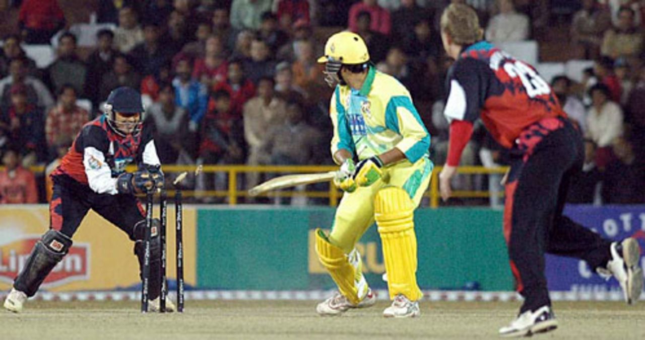 Daryl Tuffey is stumped by Deep Dasgupta off the bowling off Darren Maddy, Chandigarh Lions v Kolkata Tigers, Indian Cricket League, December 2, 2007