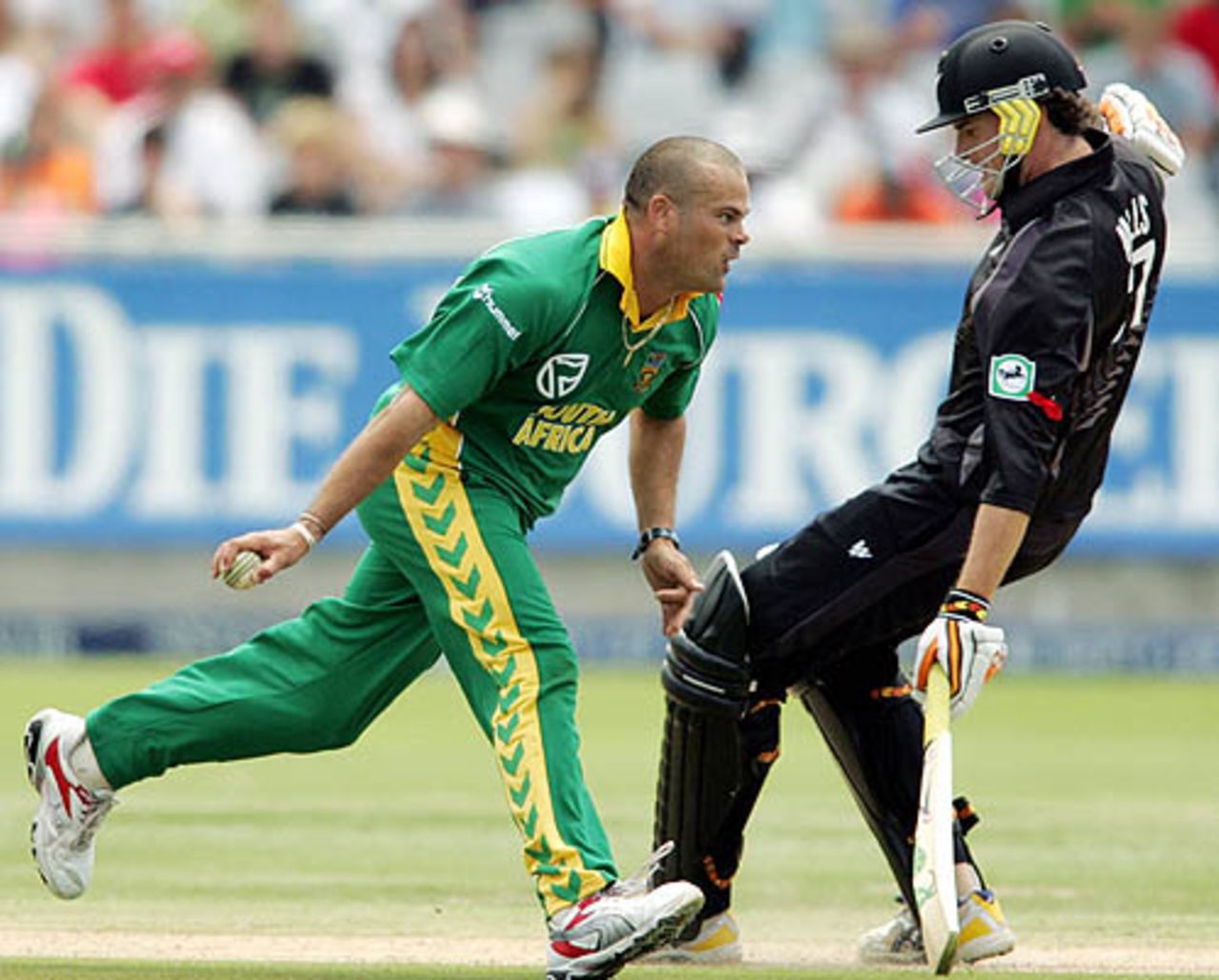 Kyle Mills slips before Charl Langeveldt runs hims out, South Africa v New Zealand, 3rd ODI, Cape Town, December 2, 2007