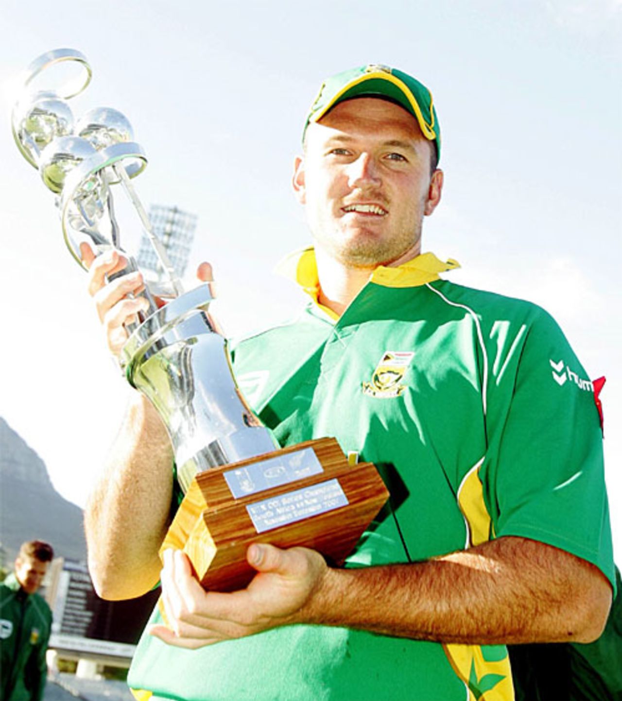 Graeme Smith takes the series trophy, South Africa v New Zealand, 3rd ODI, Cape Town, December 2, 2007