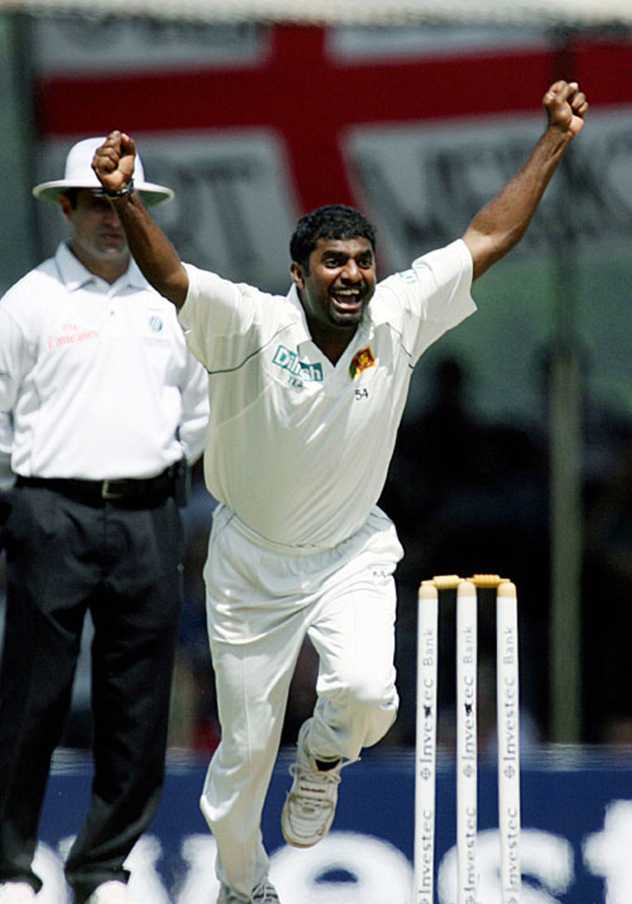 Muttiah Muralitharan celebrate his 709th Test wicket to become the world-record holder, Sri Lanka v England, 1st Test, Kandy, December 3, 2007