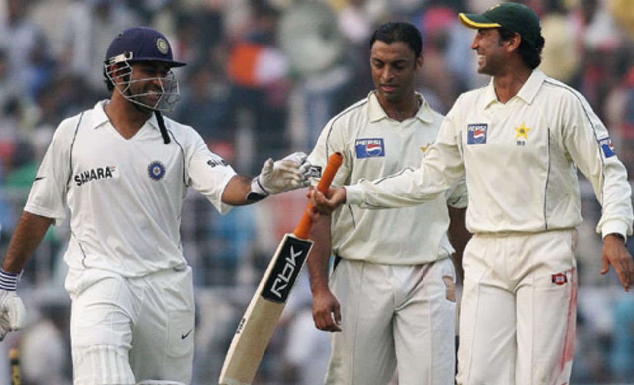 Mahendra Singh Dhoni and Younis Khan share a light moment, India v Pakistan, 2nd Test, Kolkata, 4th day, December 3, 2007
