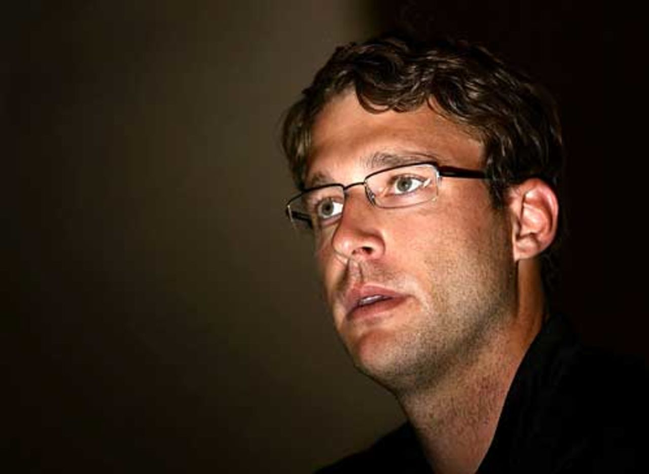 Daniel Vettori attends a press conference after arriving in Australia, Perth, December 4, 2007