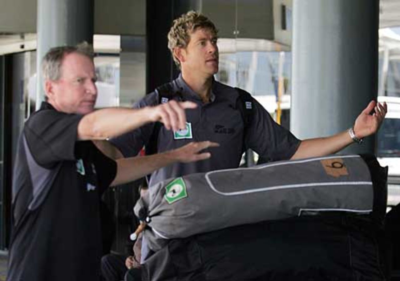 Jacob Oram and team manager Lindsay Crocker search for the team bus, Perth, December 4, 2007
