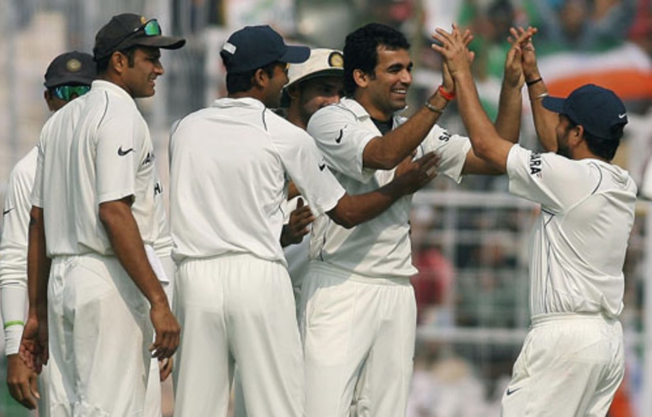 The Indian team congratulates Zaheer Khan after he held onto a return catch to dismiss Yasir Hameed, India v Pakistan, 2nd Test, Kolkata, 5th day, December 4, 2007
