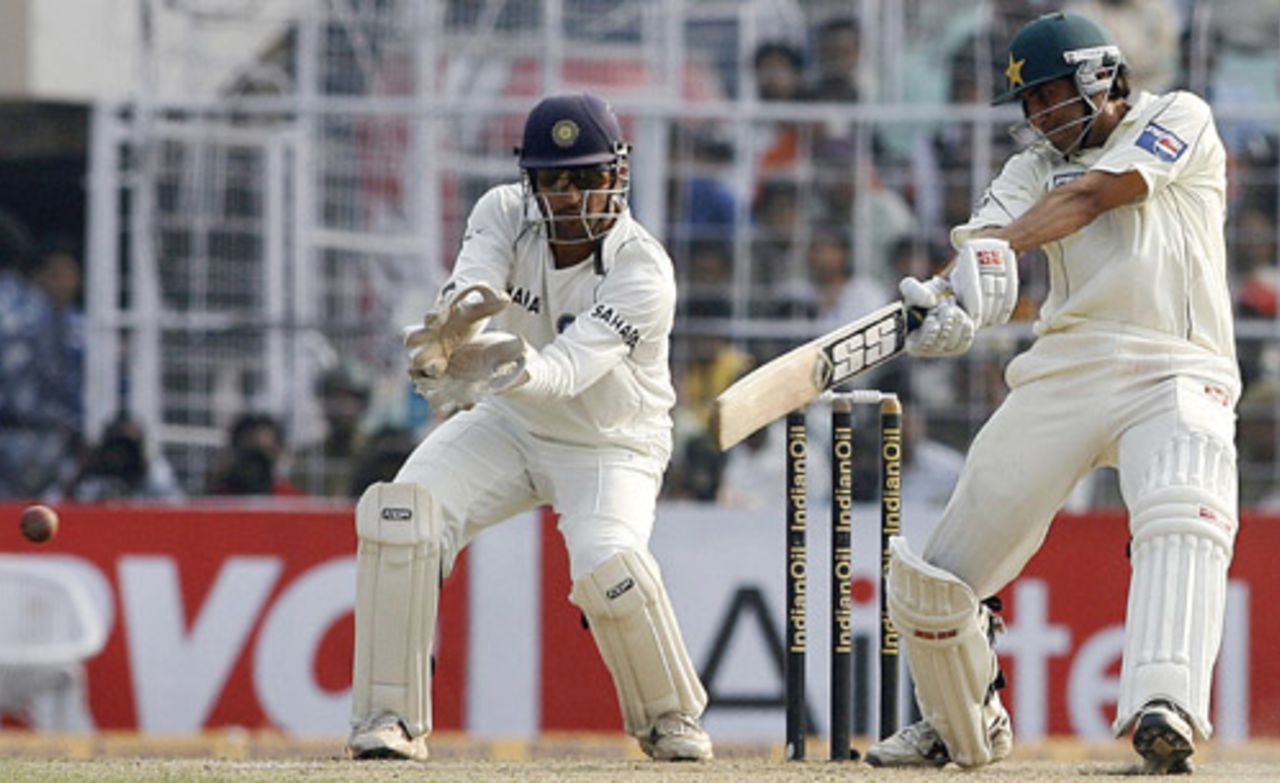 Younis Khan plays the cut as Mahendra Singh Dhoni looks on, India v Pakistan, 2nd Test, Kolkata, 5th day, December 4, 2007