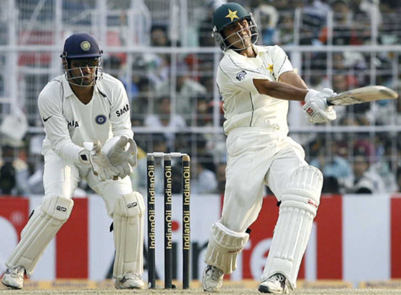 Younis Khan attempts the pull, India v Pakistan, 2nd Test, Kolkata, 5th day, December 4, 2007