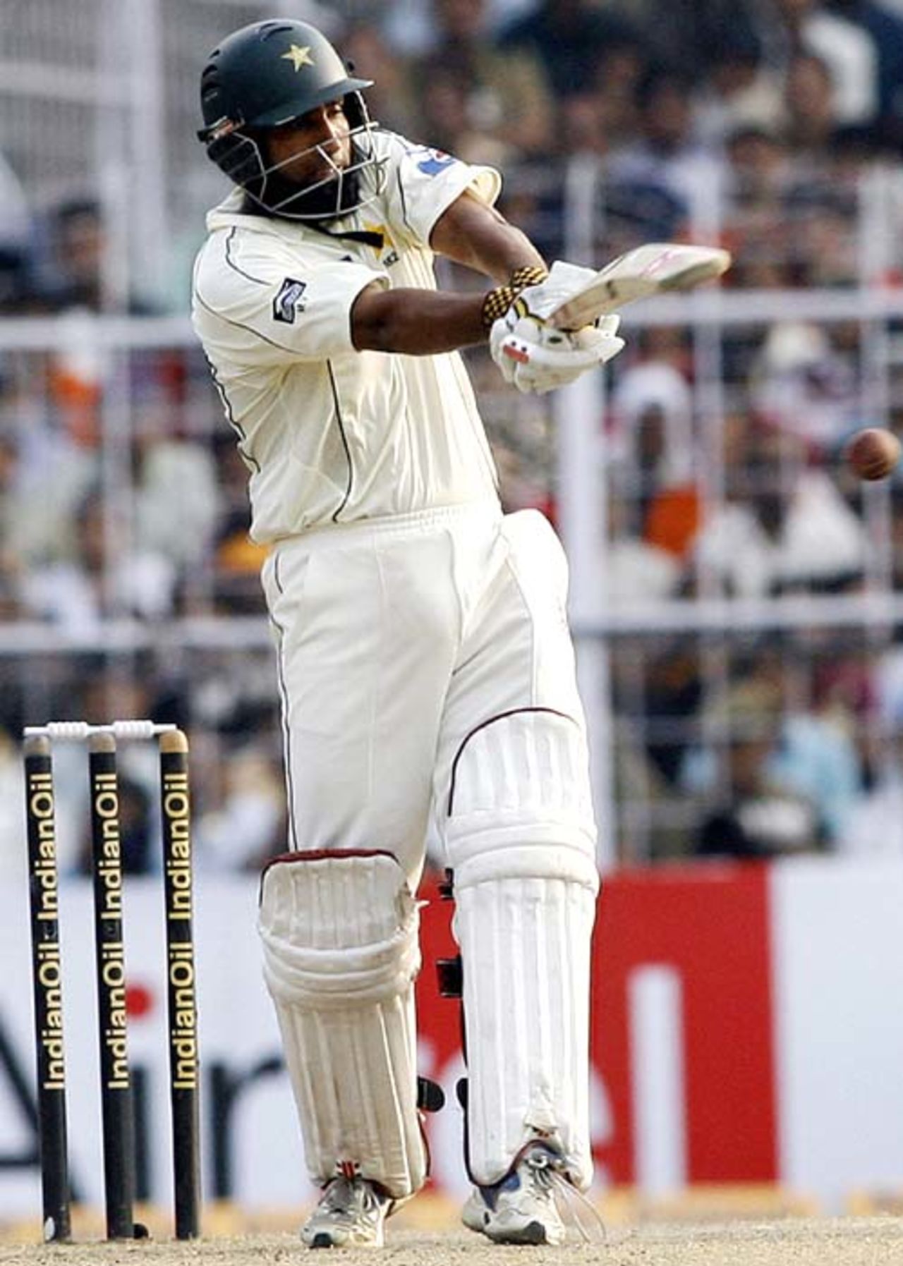 Mohammad Yousuf deals with the short ball, India v Pakistan, 2nd Test, Kolkata, 5th day, December 4, 2007