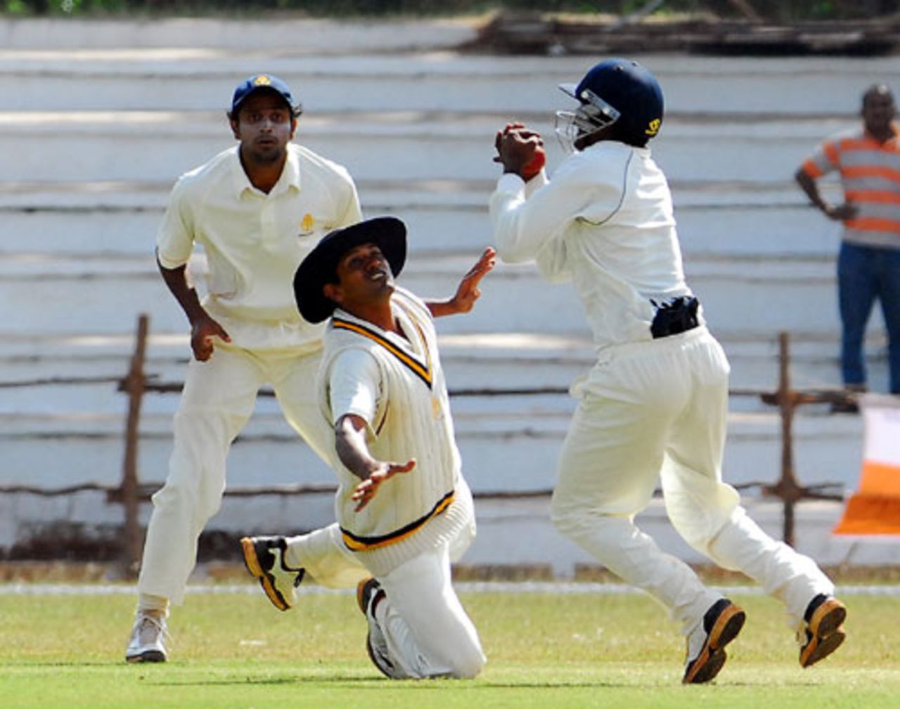 Karnatak's KB Pawan latches on to a close-in catch, Karnataka v Rajasthan, Ranji Trophy Super League, Group A, 4th round, 4th day, Mysore, December 4, 2007