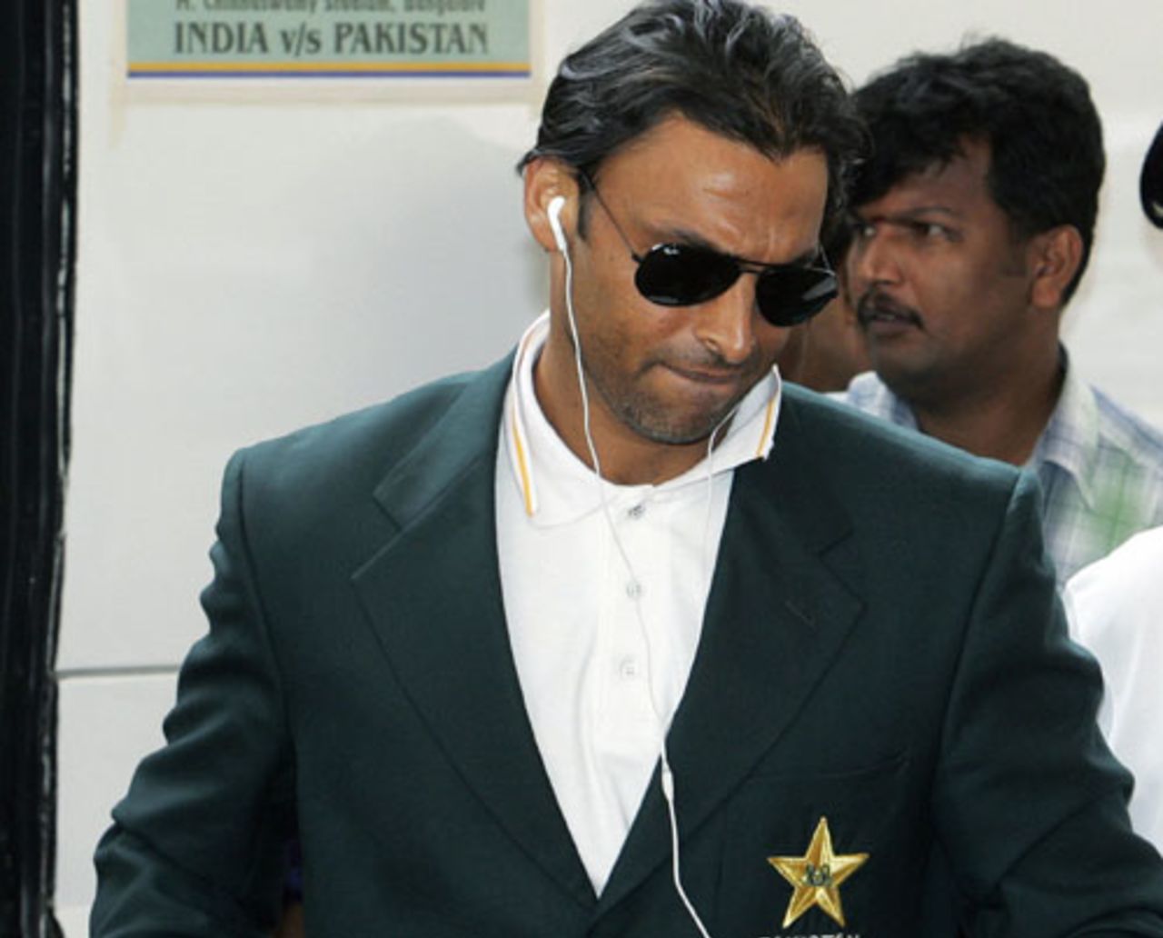 Shoaib Akhtar makes his way to the team hotel, Bangalore, December 5, 2007