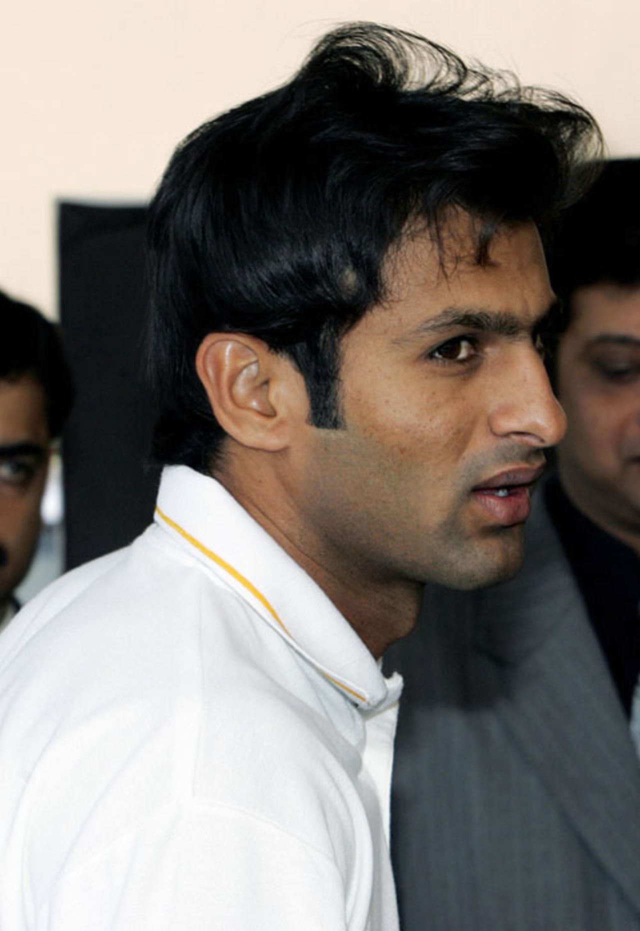 Shoaib Malik, who missed the second Test with an ankle injury, arrives in Bangalore, December 5, 2007