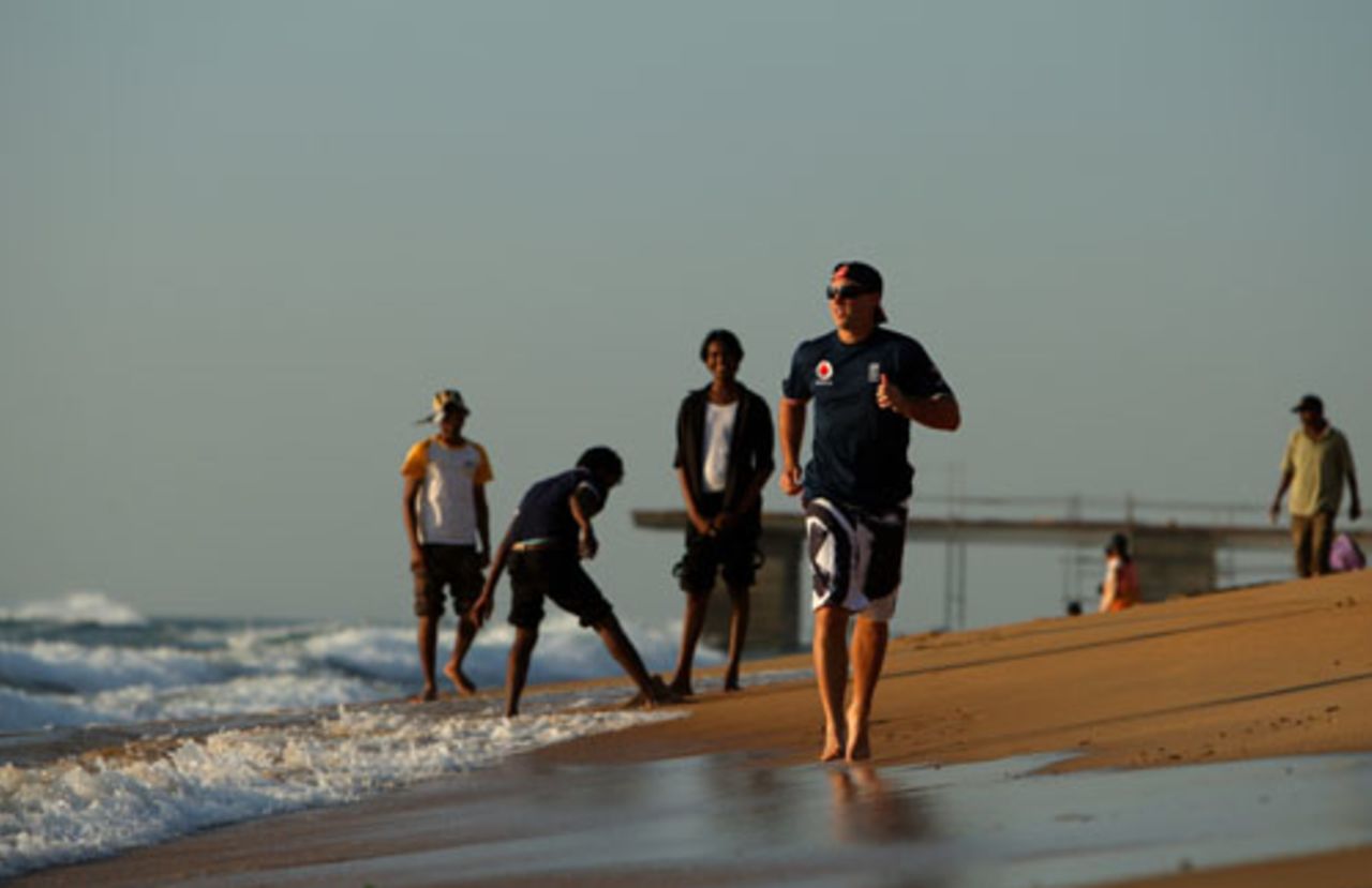 Matt Prior has a jog on the Colombo beach, December 6, 2007 