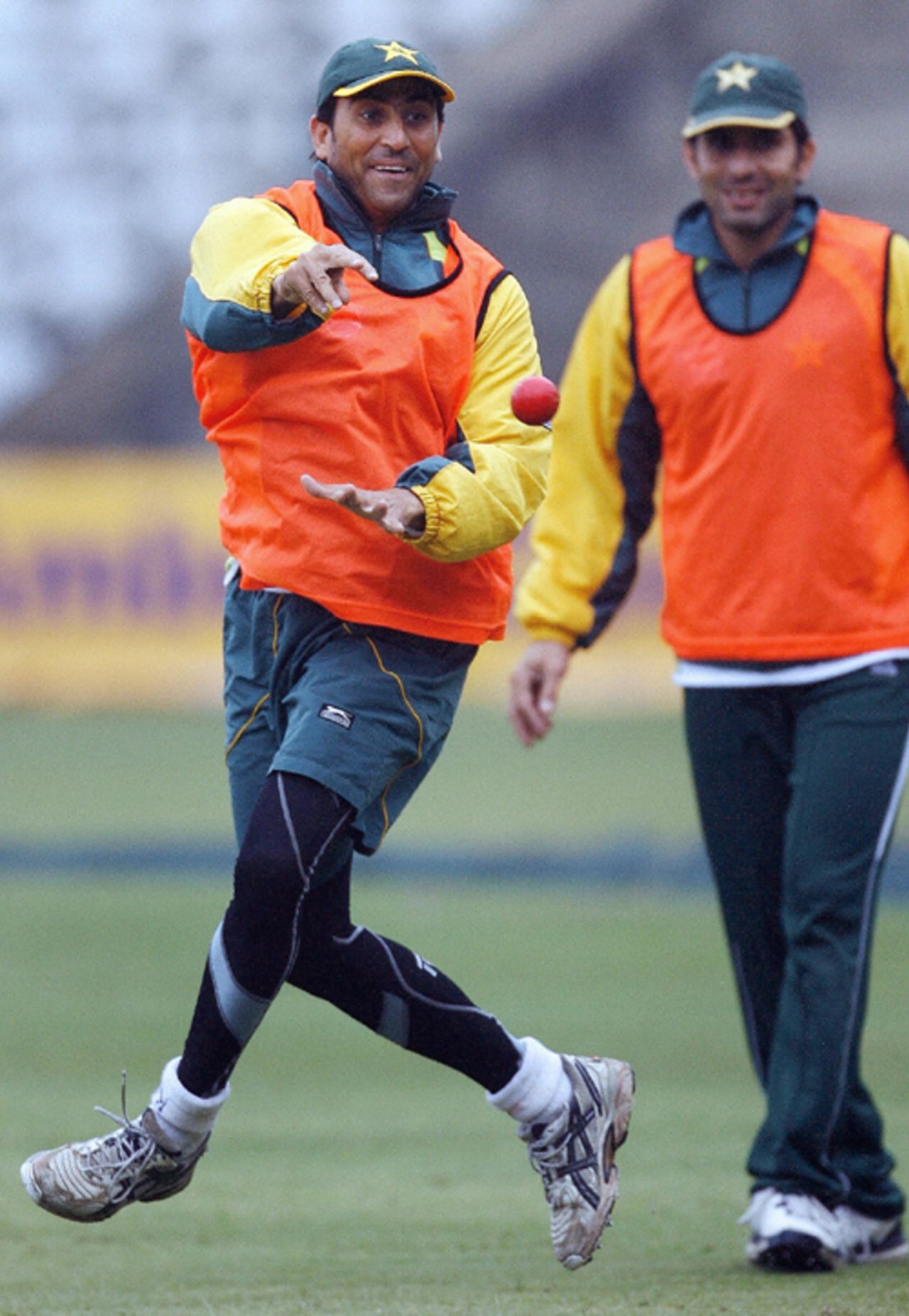Younis Khan and Misbah-ul-Haq take part in a fielding drill, December 7, 2007