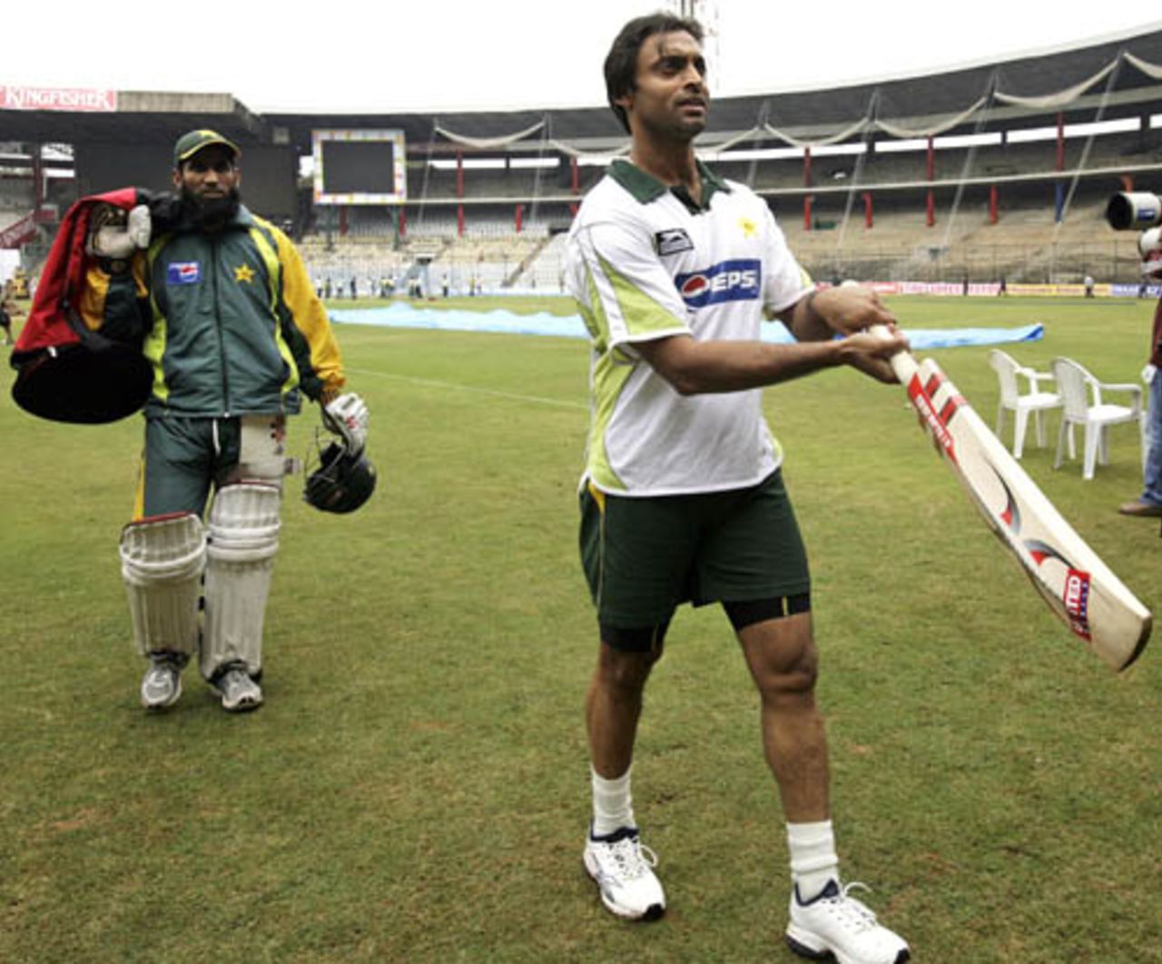 Shoaib Akhtar and Mohammad Yousuf exit the field after practice, Bangalore, December 7, 2007