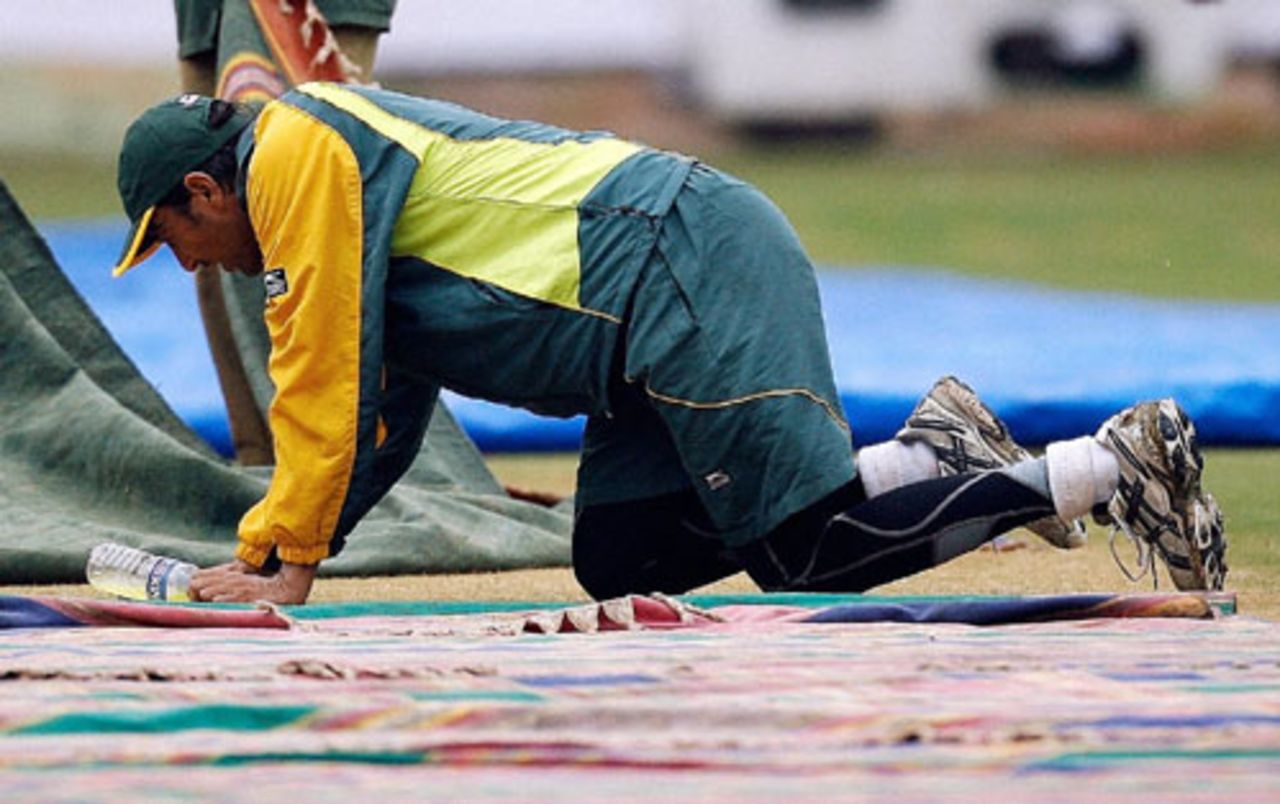Younis Khan has a close inspection of the pitch, Bangalore, December 7, 2007