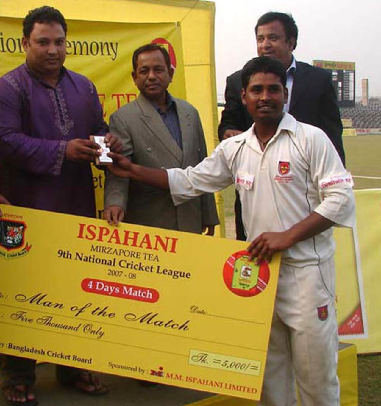 Sylhet's Golam Mabud receives the Man-of-the-Match award
, Sylhet Division v Dhaka Division, Fatullah, December 8, 2007