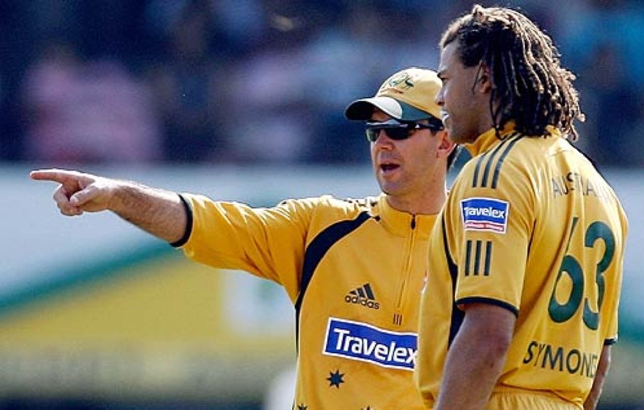Ricky Ponting and Andrew Symonds place their field, India v Australia, 6th ODI, Nagpur, October 14, 2007