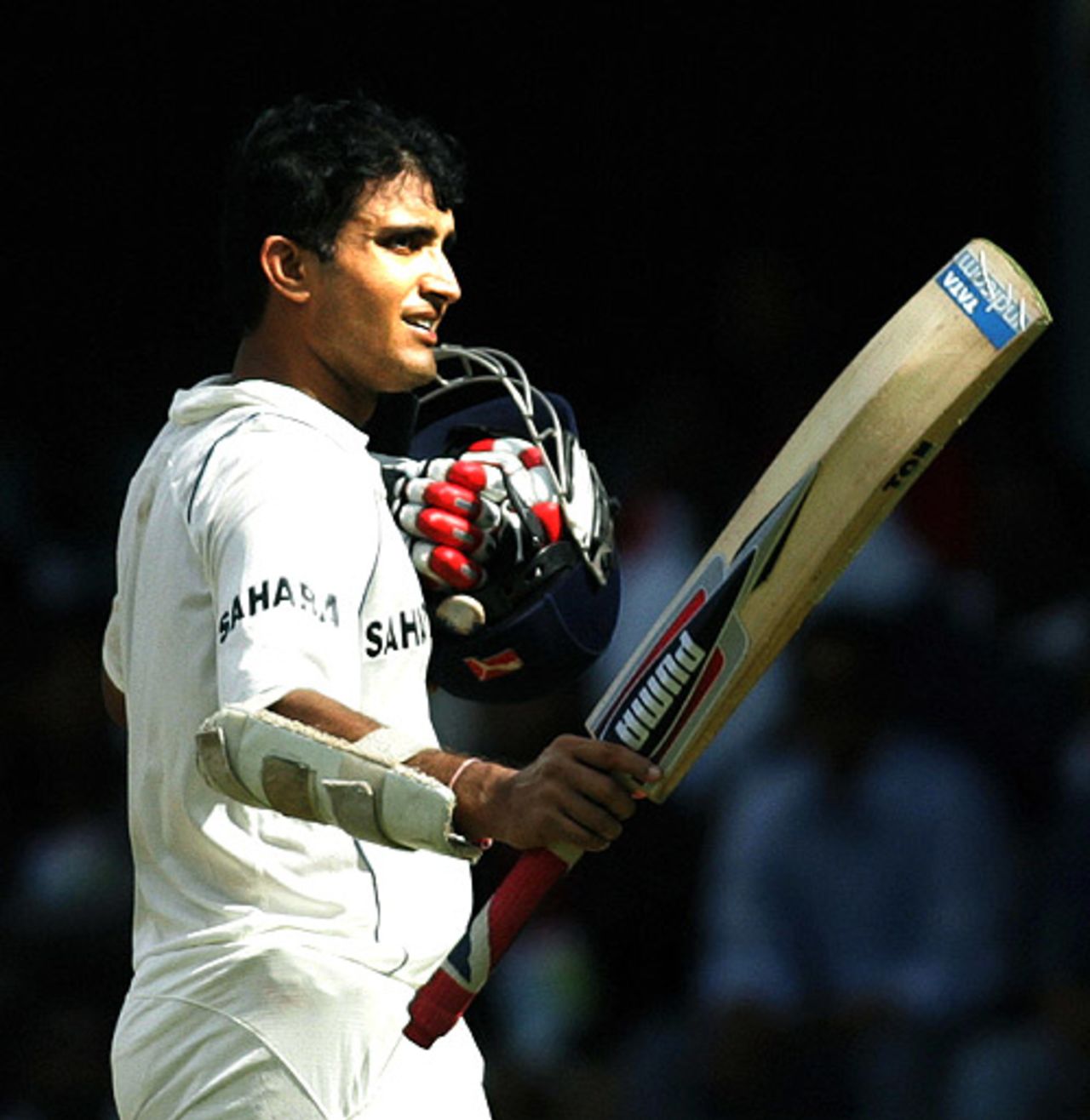 Sourav Ganguly acknowledges the cheers on his way to the pavilion, India v Pakistan, 3rd Test, Bangalore, 2nd day, December 9, 2007