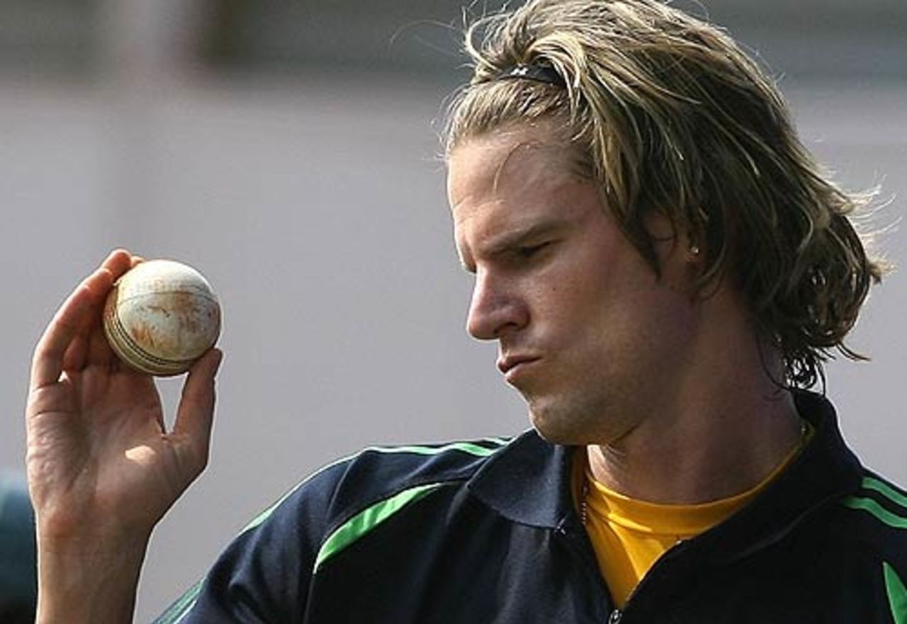 Nathan Bracken at Australia's training session, Vadodara, October 10, 2007