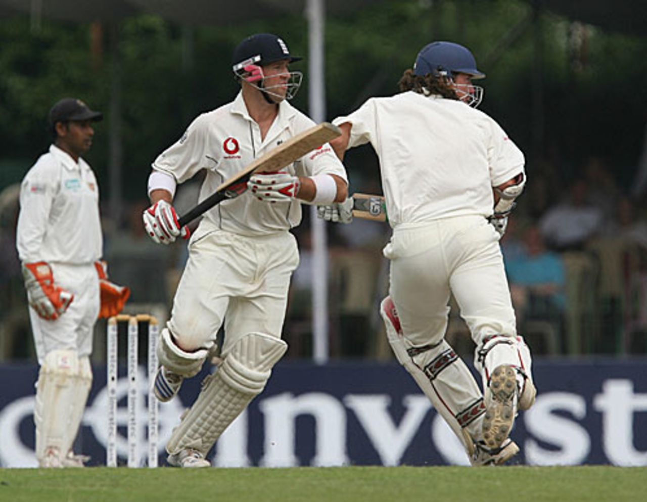 Matt Prior and Ryan Sidebottom steal a single, Sri Lanka v England, 2nd Test, Colombo, December 10, 2007