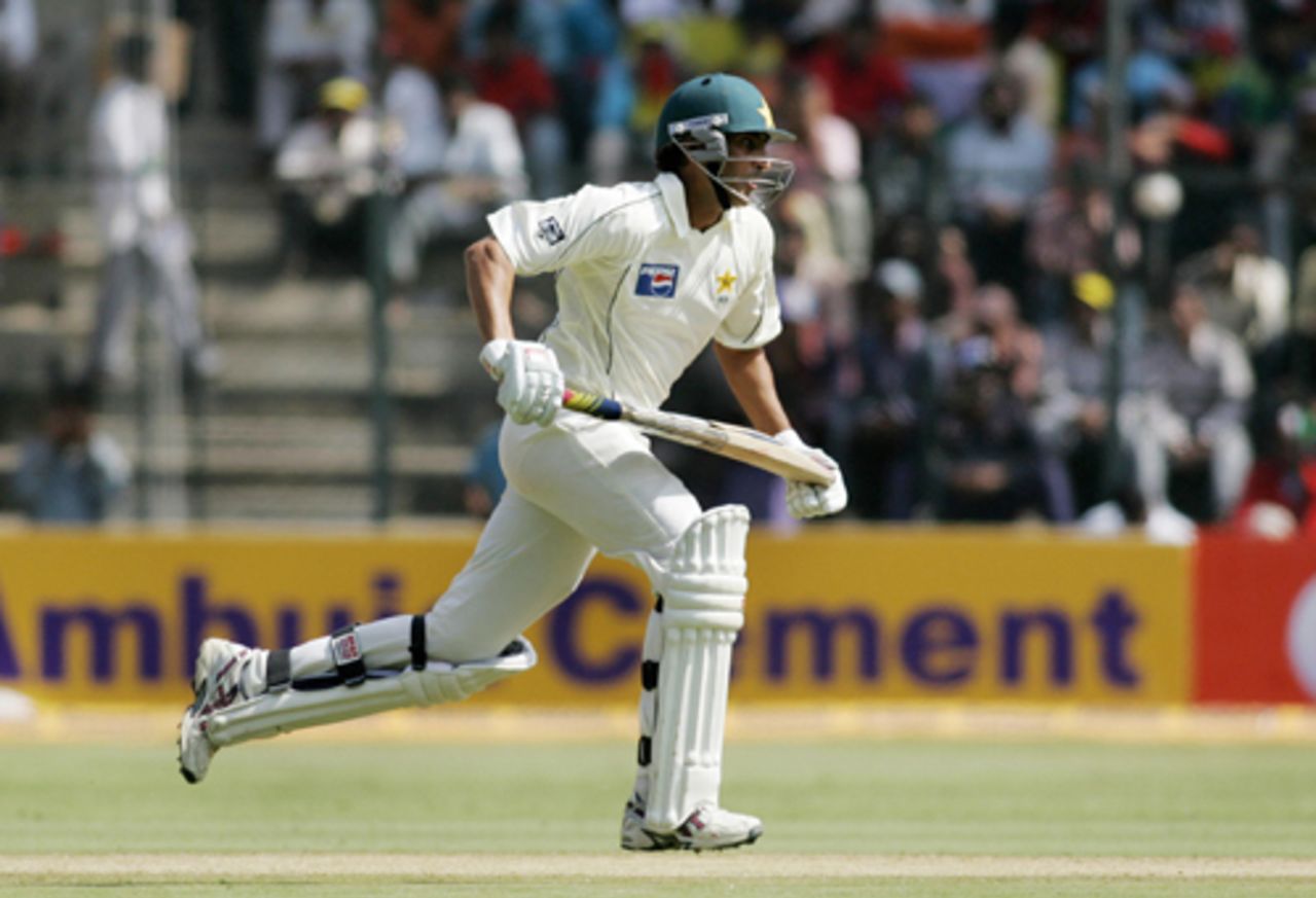 Younis Khan runs through for a single, India v Pakistan, 3rd Test, Bangalore, 3rd day, December 10, 2007