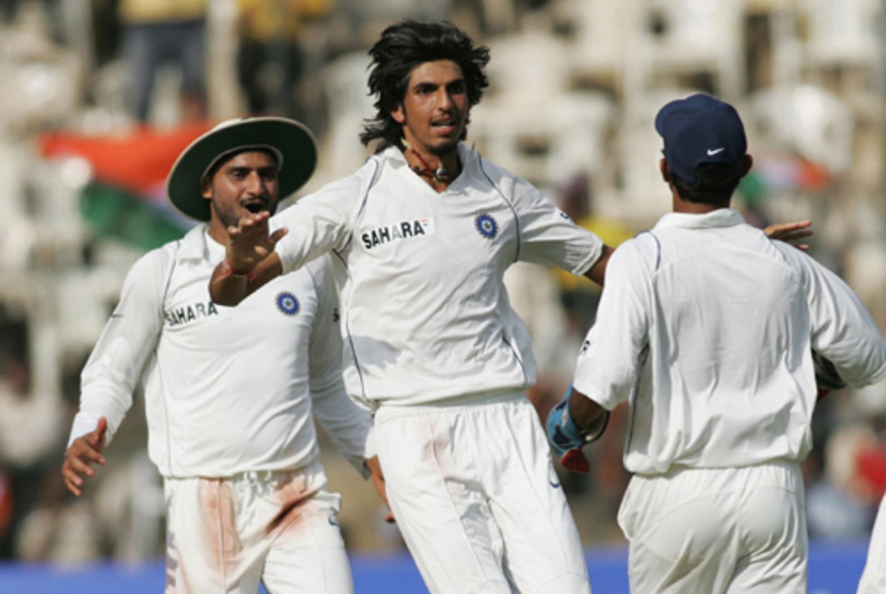 Ishant Sharma, who bowled with a lot of heart, was rewarded with the wicket of Faisal Iqbal, India v Pakistan, 3rd Test, Bangalore, 3rd day, December 10, 2007