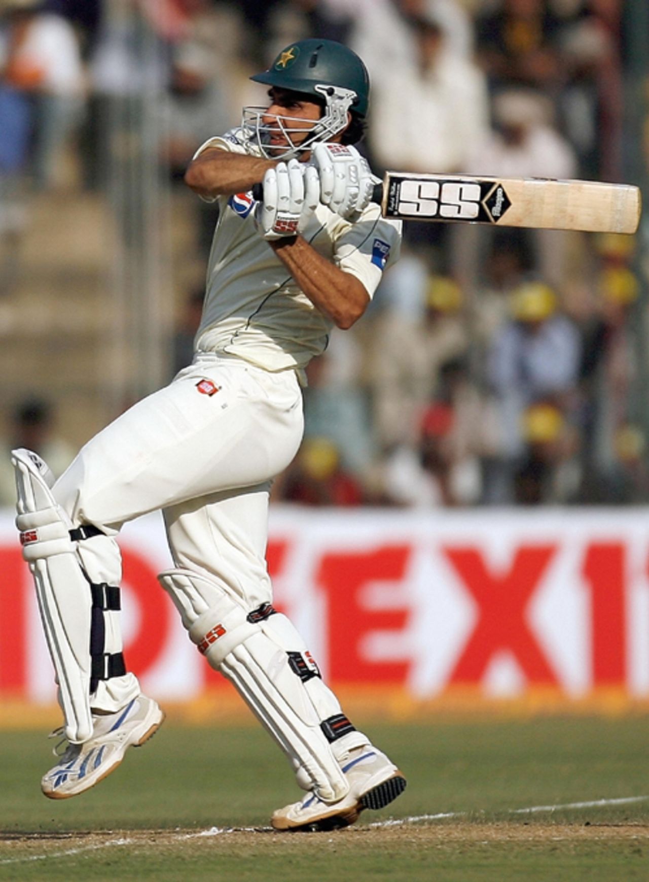 Misbah-ul-Haq brings out an agressive stroke, India v Pakistan, 3rd Test, Bangalore, 3rd day, December 10, 2007