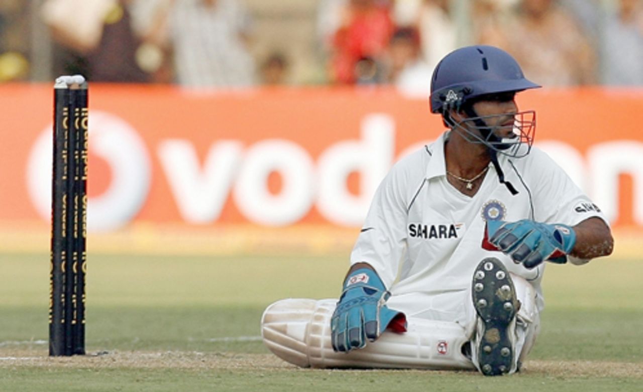 Dinesh Karthik had a torrid time behind the stumps, conceding 31 byes, India v Pakistan, 3rd Test, Bangalore, 3rd day, December 10, 2007 