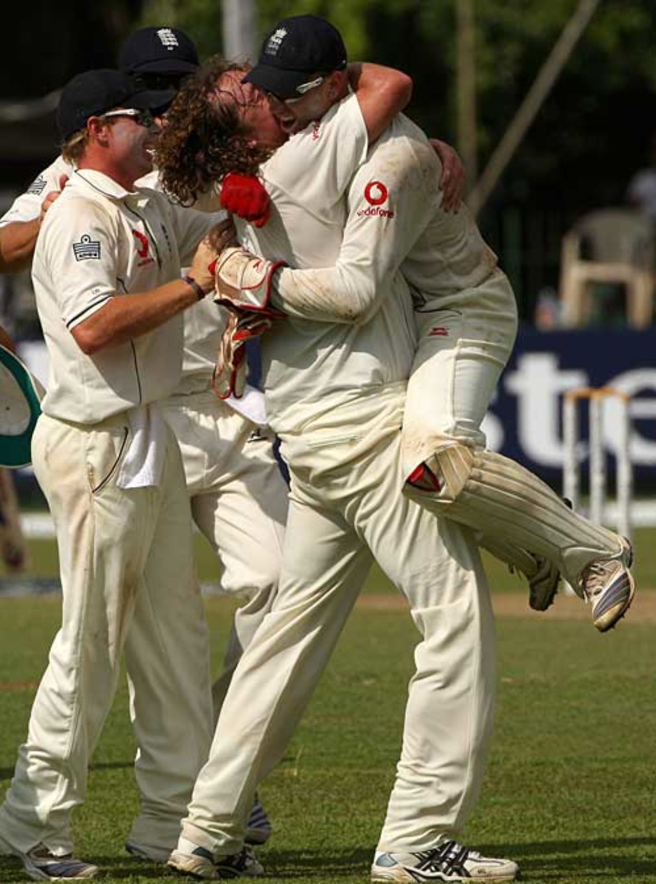 Ryan Sidebottom and Matt Prior are delighted with Kumar Sangakkara's wicket, Sri Lanka v England, 2nd Test, Colombo, December 10, 2007
