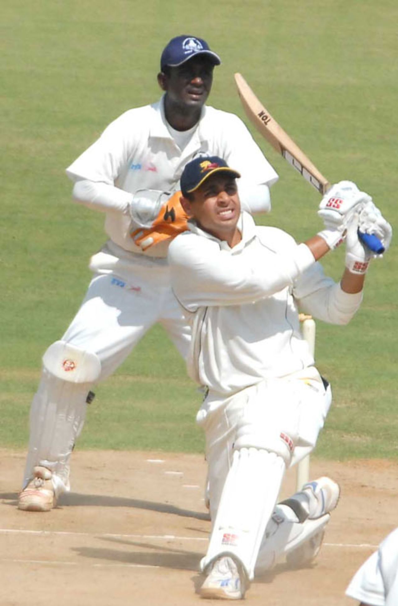 Manvinder Bisla hits out on his way to 61, Tamil Nadu v Himachal Pradesh, Ranji Trophy Super League, Group A, 5th round, Chennai, 2nd day, December 10, 2007 