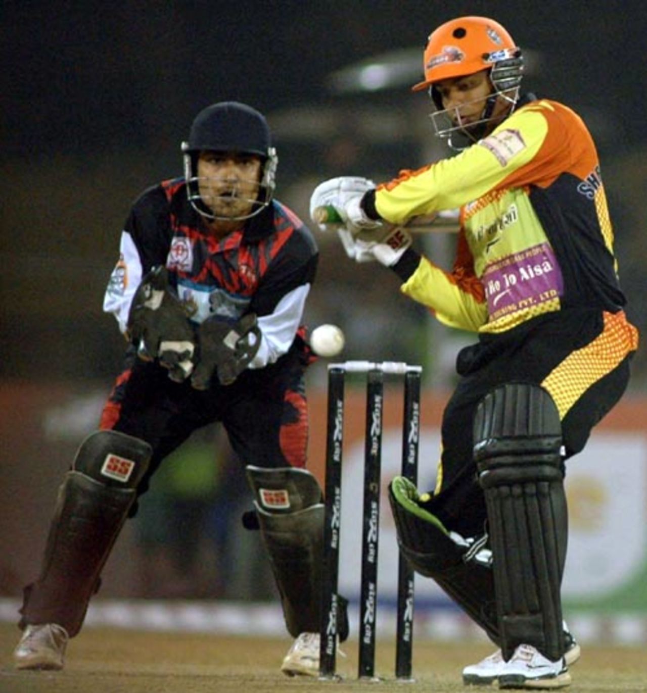 Shreyas Khanolkar and Deep Dasgupta keep their eyes on the ball, Kolkata Tigers v Mumbai Champs, 13th match, Indian Cricket League, Panchkula, December 10, 2007