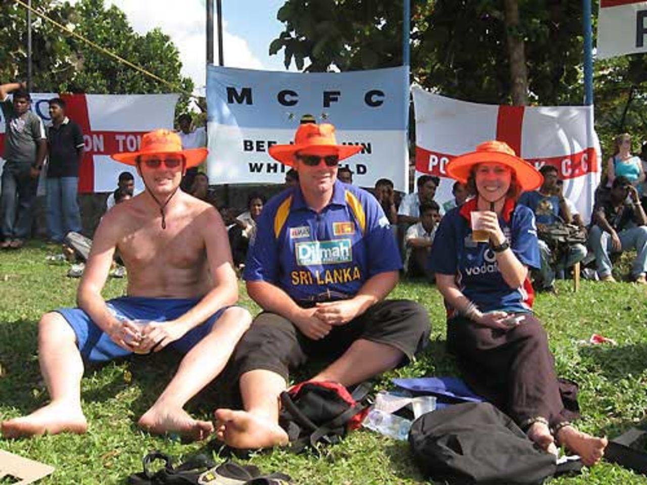 England fans soak in the atmosphere under the blazing sun, Sri Lanka v England, 2nd Test, Colombo, 2nd day, December 10, 2007
