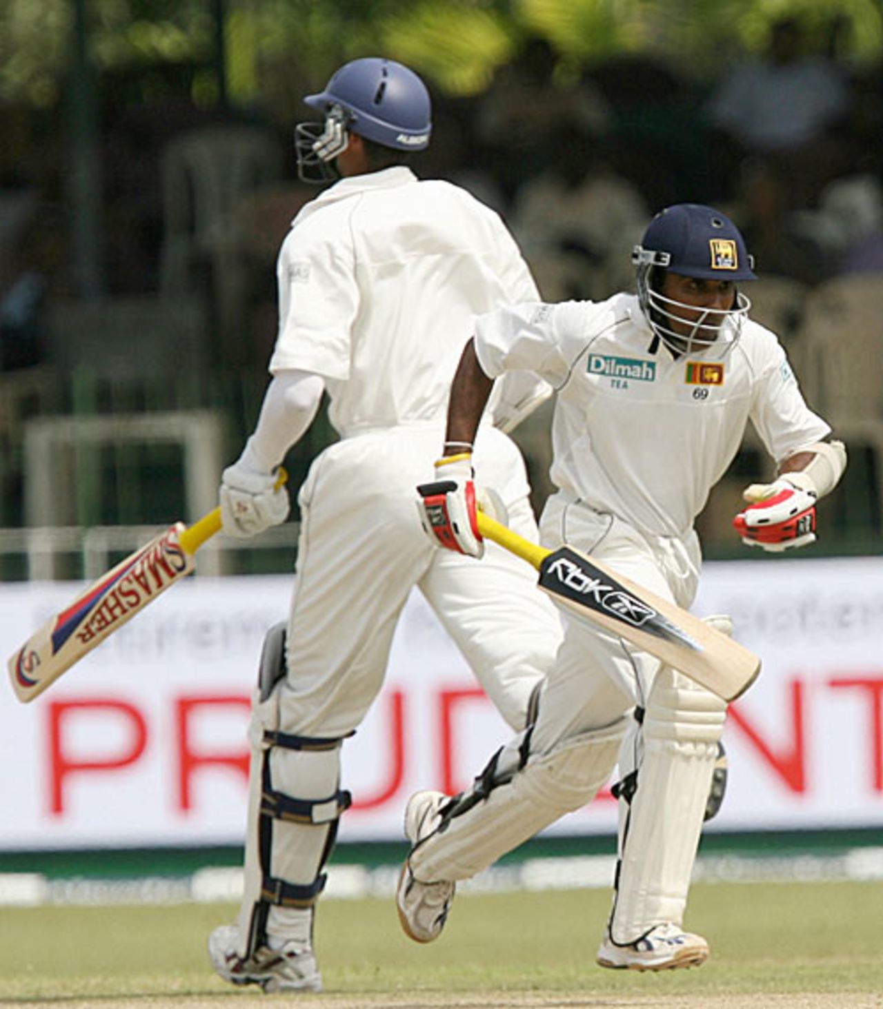 Mahela Jayawardene and Michael Vandort jog through for a single, Sri Lanka v England, 2nd Test, Colombo, December 11, 2007