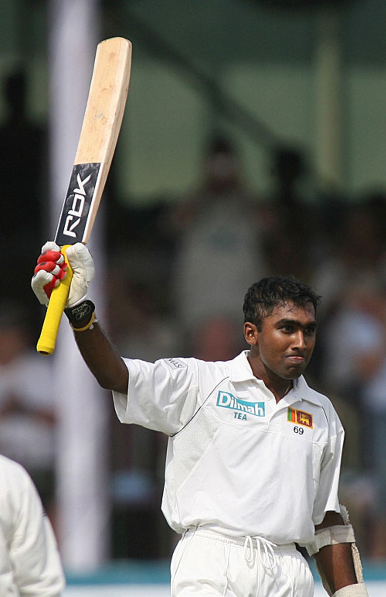Mahela Jayawardene acknowledges applause for his 20th Test hundred, Sri Lanka v England, 2nd Test, Colombo, December 11, 2007