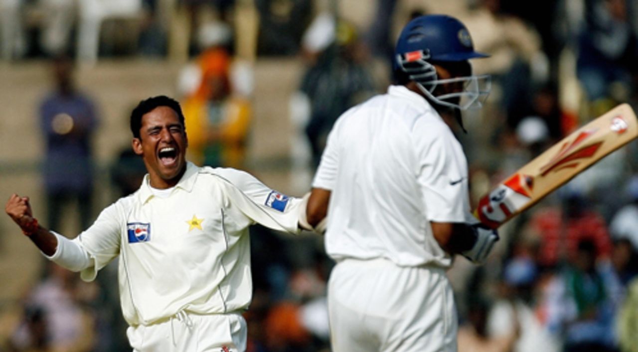 Yasir Arafat traps Wasim Jaffer to take his sixth wicket of the match, India v Pakistan, 3rd Test, Bangalore, 4th day, December 11, 2007