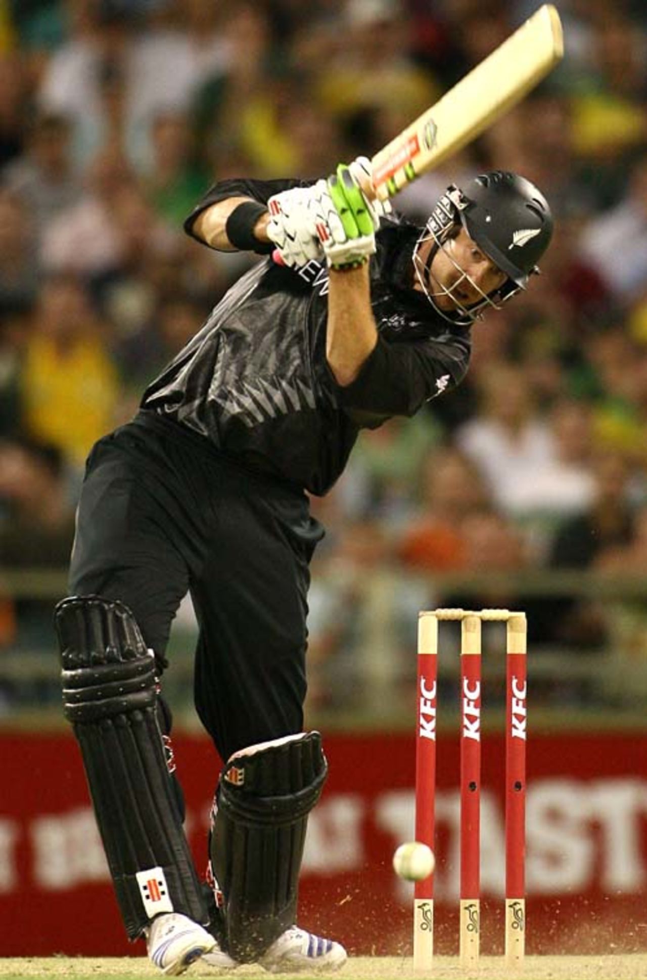 Jacob Oram hammers one straight, Australia v New Zealand, Twenty20 international, Perth, December 11, 2007