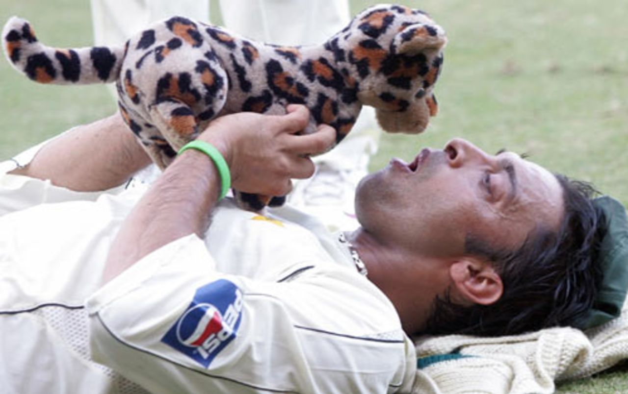 Shoaib Akhtar reveals his softer side, India v Pakistan, 3rd Test, Bangalore, 4th day, December 11, 2007 

