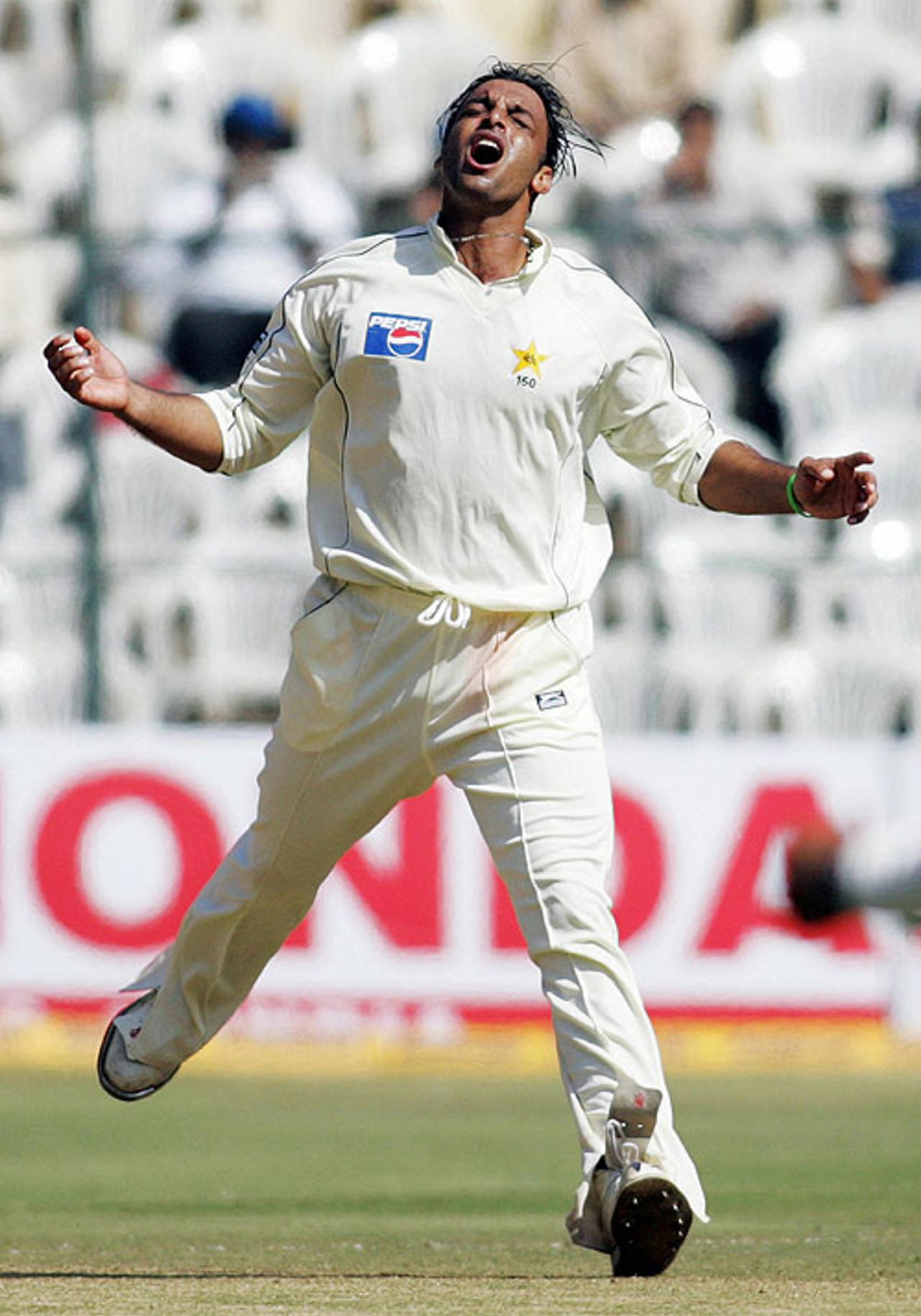 Shoaib Akhtar was luckless on the fifth morning, India v Pakistan, 3rd Test, Bangalore, 5th day, December 12, 2007 

