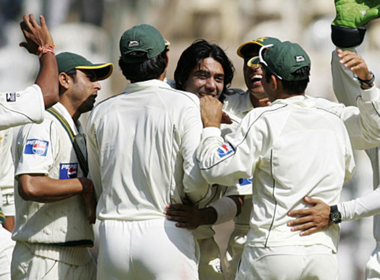 Pakistan celebrate the wicket of Yuvraj Singh, India v Pakistan, 3rd Test, Bangalore, 5th day, December 12, 2007 

