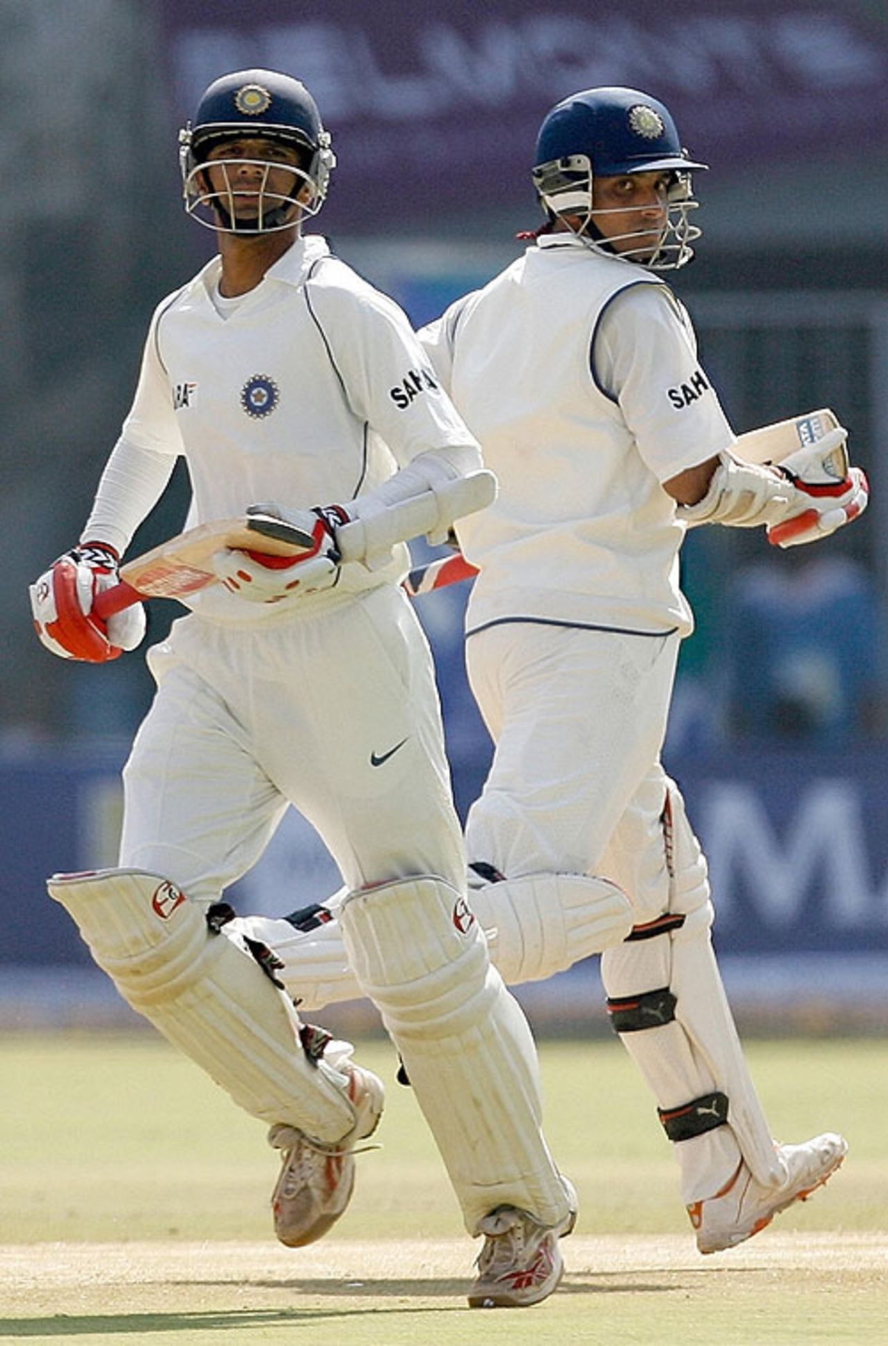 Rahul Dravid and Sourav Ganguly extended their stand to 152, India v Pakistan, 3rd Test, Bangalore, 5th day, December 12, 2007 

