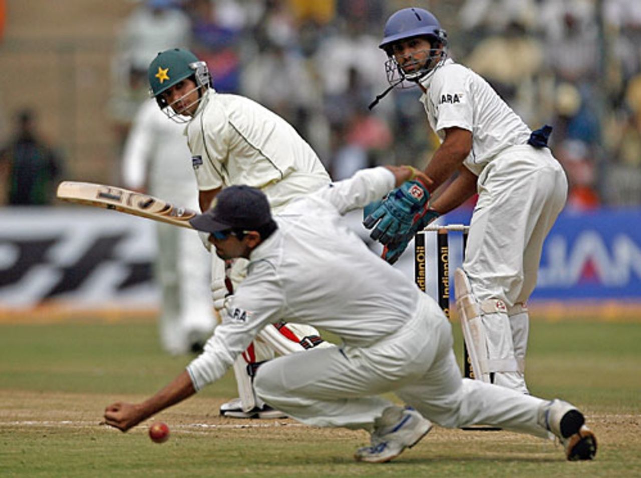 Rahul Dravid fails to hold on to an edge off Salman Butt's bat, India v Pakistan, 3rd Test, Bangalore, 5th day, December 12, 2007 

