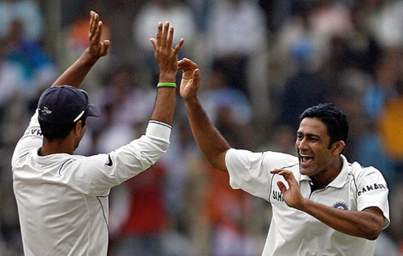 Anil Kumble got a five-wicket haul, India v Pakistan, 3rd Test, Bangalore, 5th day, December 12, 2007 

